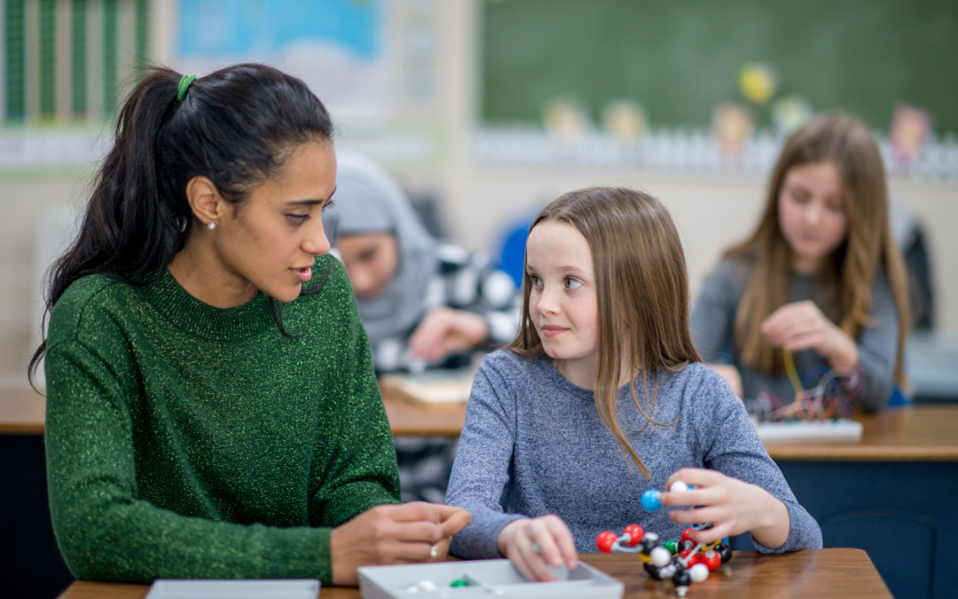 Lehrperson im Gespräch mit einer Schülerin im Klassenzimmer als Beispiel für beziehungsorientierte Klassenführung B